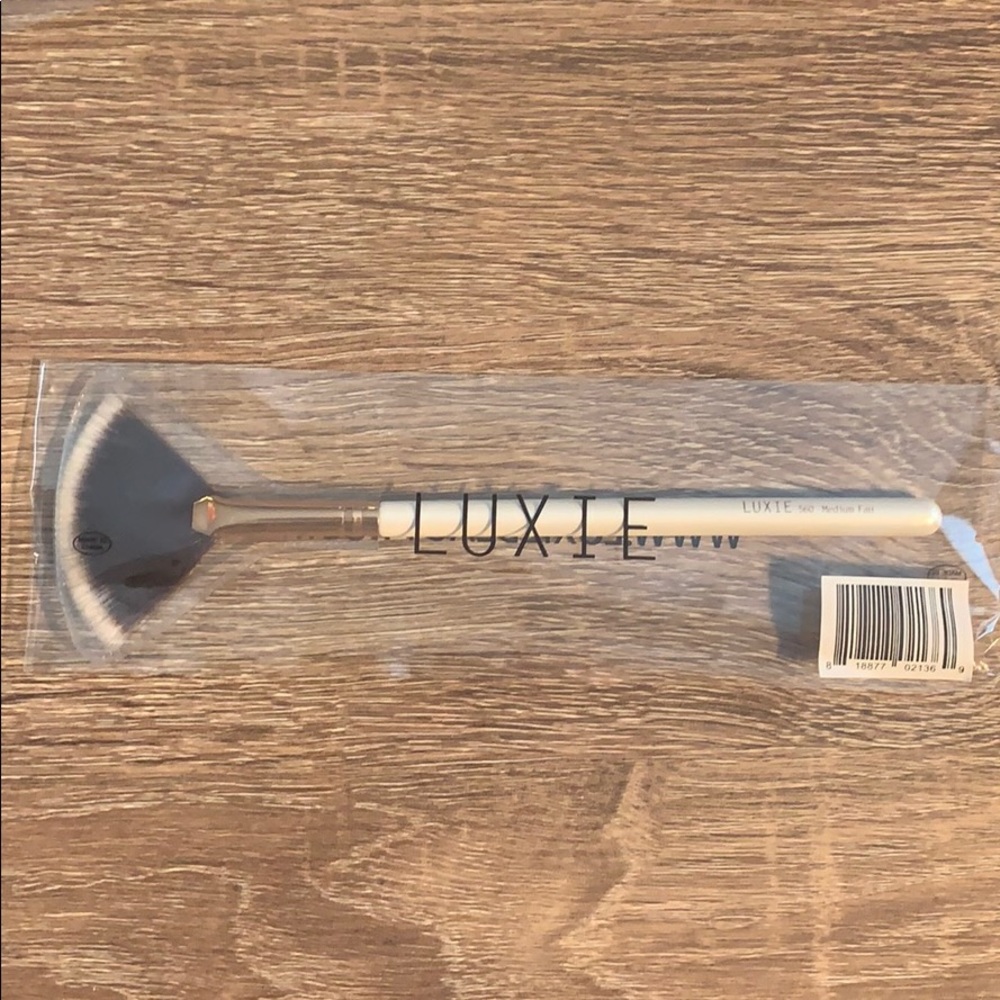 Luxie 560 Medium Fan Flawless Brush